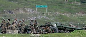 Indische Soldaten halten nahe Baltal, südöstlich von Srinagar die Stellung.