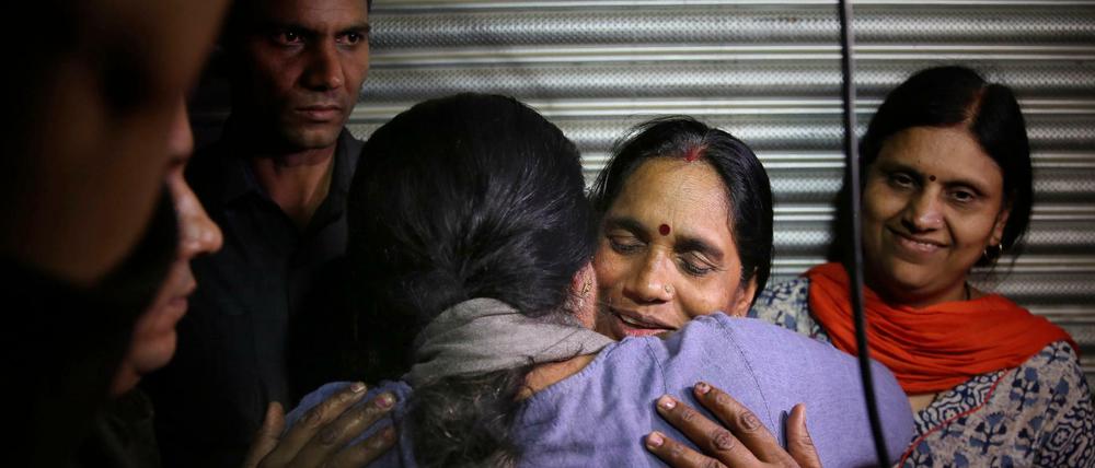 Asha Devi, die Mutter des Opfers, wird umarmt, nachdem die Vergewaltiger ihrer Tochter hingerichtet worden sind.