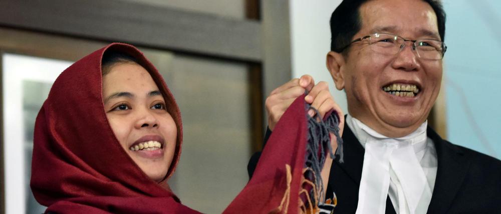 Siti Aisyah zeigt sich glücklich bei einer Pressekonferenz in der indonesischen Botschaft in Kuala Lumpur.