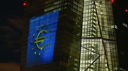 Der Euro leuchtet auf die Südfassade der Zentrale der Europäischen Zentralbank (EZB) in Frankfurt am Main. 