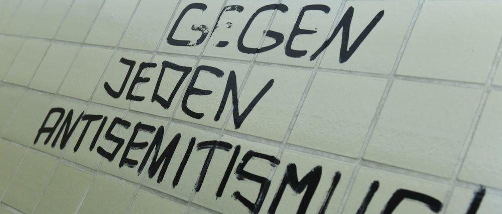 Der Spruch "Gegen jeden Antisemitismus !" an einer Toilettenwand der Philipps-Universität in Marburg (Hessen). 