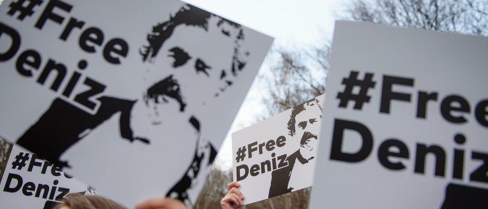 In Deutschland demonstrieren zahlreiche Menschen für die Freilassung von Deniz Yücel, der in türkischer Untersuchungshaft sitzt. 