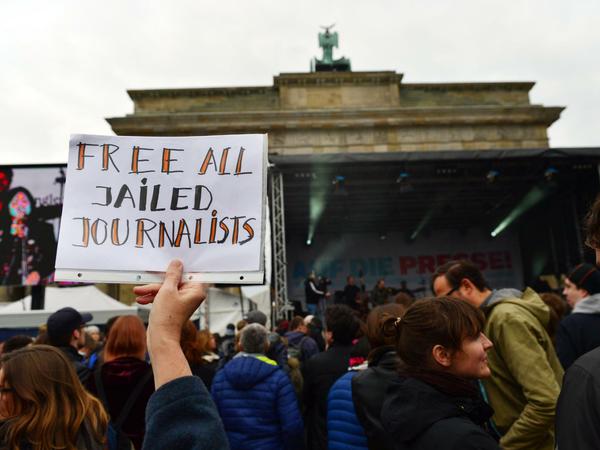 Demonstranten protestieren am 3. Mai 2017 in Berlin vor dem Brandenburger Tor bei einer Aktion von Amnesty International und Reporter ohne Grenzen der Initiative Free Deniz für Presse- und Meinungsfreiheit in der Türkei und die Freilassung inhaftierter Journalisten.