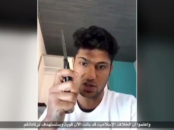 Der Screenshot eines Internet-Videos, das vom IS-Sprachrohr Amak verbreitet wurde, zeigt den Attentäter von Würzburg.