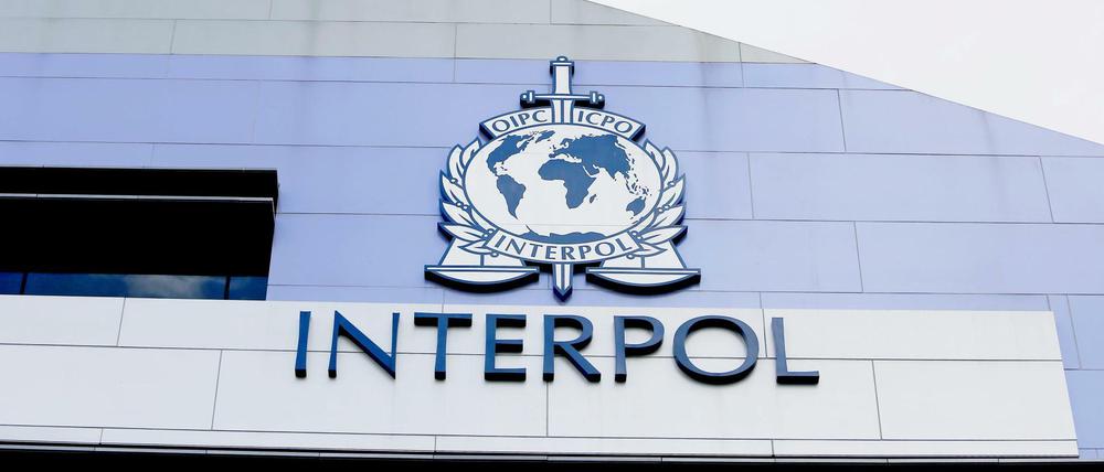 ARCHIV - The Interpol logo on the side of the Interpol Global Complex for Innovation building (IGCI) in Singapore, 14 April 2015. EPA/WALLACE WOON (zu dpa Die europäische Polizeibehörde Europol vom 30.09.2015) +++(c) dpa - Bildfunk+++ |