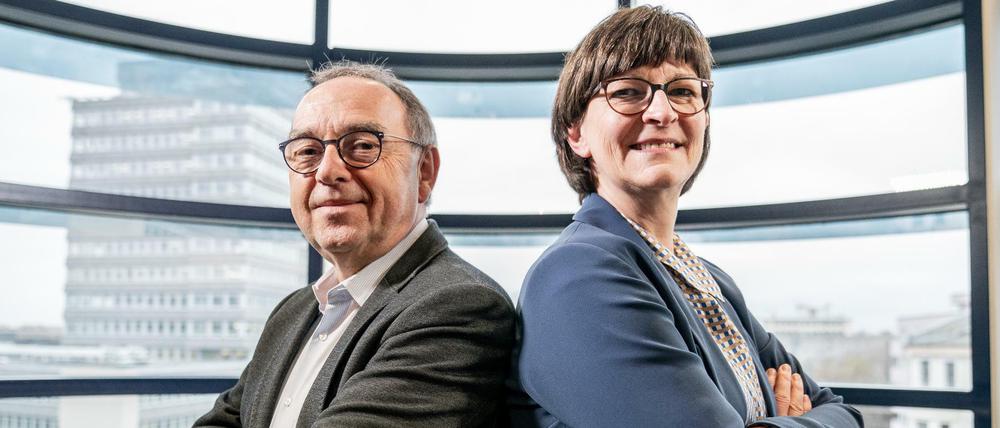 Suchen den Aufbruch: Die SPD-Chefs Norbert Walter-Borjans Saskia Esken oben im Willy-Brandt-Haus. 