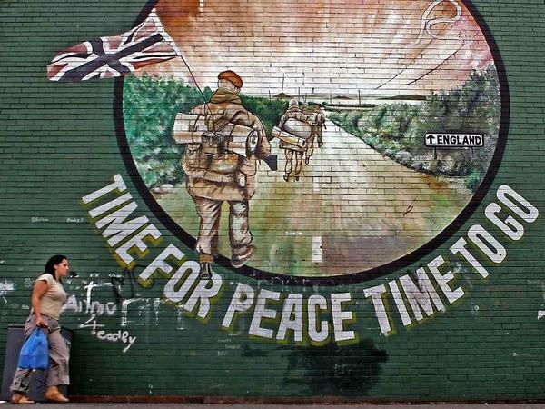 Eine Wandmalerei in Nordirland. Der bewaffnete Konflikt galt als gelöst.