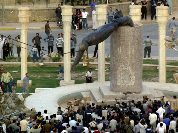 Der US-Einmarsch in Irak führte zum Sturz des Diktators Saddam Hussein - hier der Sturz einer Saddam-Statue in Bagdad.