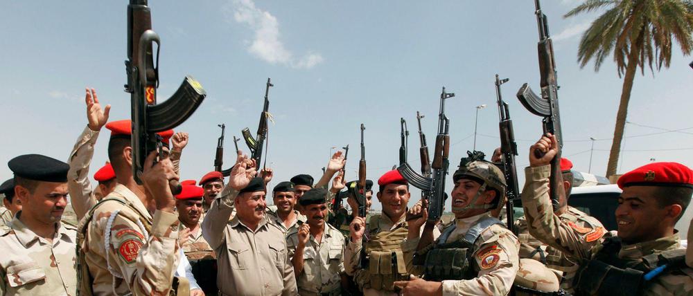 Angehörige der irakischen Armee werden mehr und mehr von Freiwilligen unterstützt.