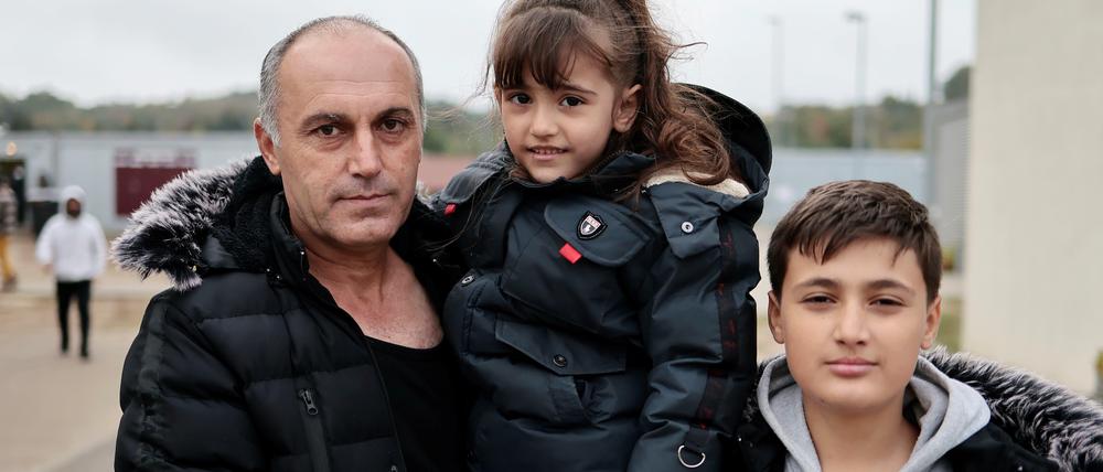 Angekommen: Sabah Abdulgafar mit Sohn und Tochter. Die irakische Familie erreichte vor einer Woche Eisenhüttenstadt.