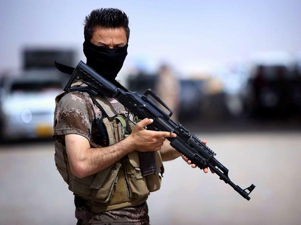 Ein Kämpfer der kurdischen Peschmerga-Miliz - die Kurden wollen sich den Isil-Terroristen entgegenstellen.