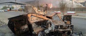 Abgebranntes Auto in Mossul: Die Rebellen haben mehrere Städte im Irak unter ihre Kontrolle gebracht. 