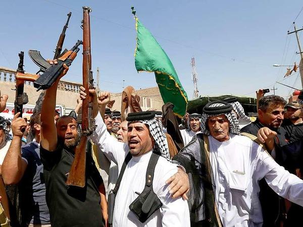 In den Rekrutierungszentren vor allem im Süden des Iraks haben sich viele schiitische Männer registrieren und mit Waffen versorgen lassen. Sie wollen nun auch in den Kampf gegen die Isis-Extremisten ziehen. 