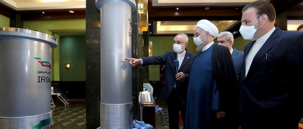 Der iranische Präsident Hassan Ruhani lässt sich die Urananreicherung erklären.