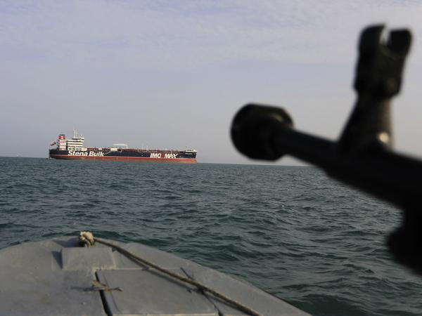 Ein Schnellboot der iranischen Revolutionsgarden steuert auf den unter britischer Flagge fahrenden Öltanker "Stena Impero" zu (Archiv)