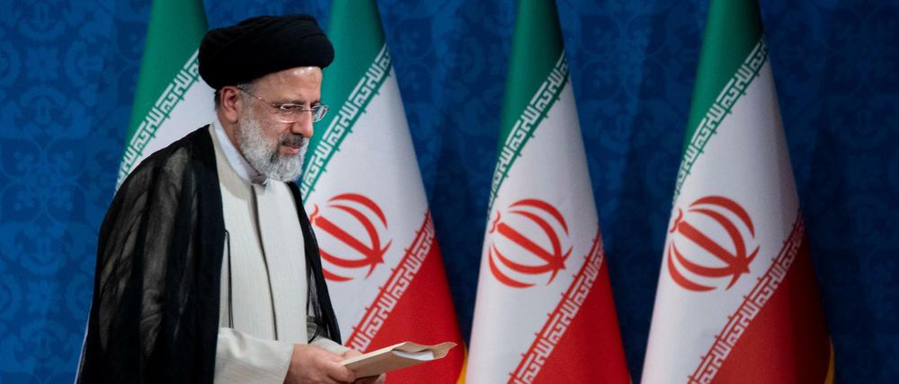 Irans Präsident Raisi fordert von Amerika, die Sanktionen aufzuheben.