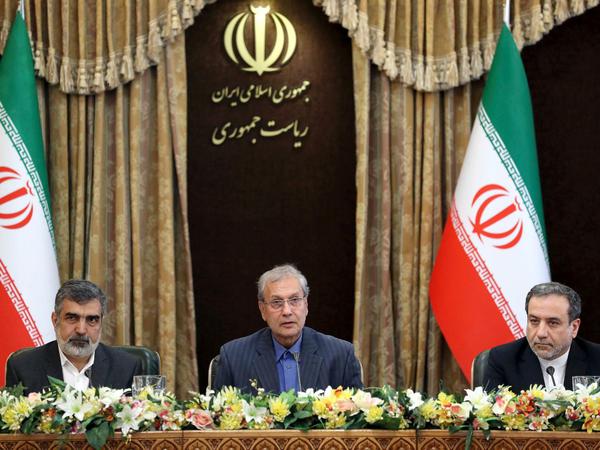 Der Sprecher der iranischen Atomorganisation, Behrus Kamalwandi (l), Regierungssprecher Ali Rabei (M) und der stellvertretende Außenminister Abbas Araghchi. 