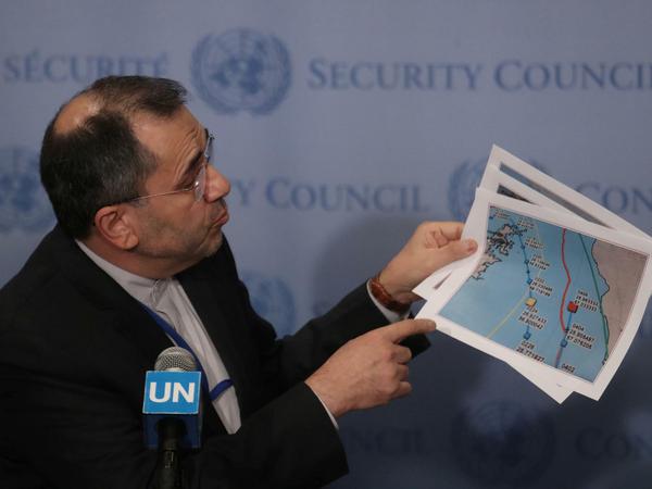 Irans UN-Botschafter Majid Takht Ravanchi bei einer Pressekonferenz mit einer Karte zum Drohnenabschuss.