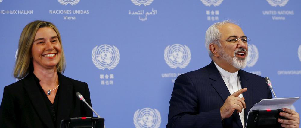 Die EU-Außenbeauftrage Federica Mogherini und Irans Außenminister Javad Zarif freuen sich über die endgültige Beilegung des Atomstreits.