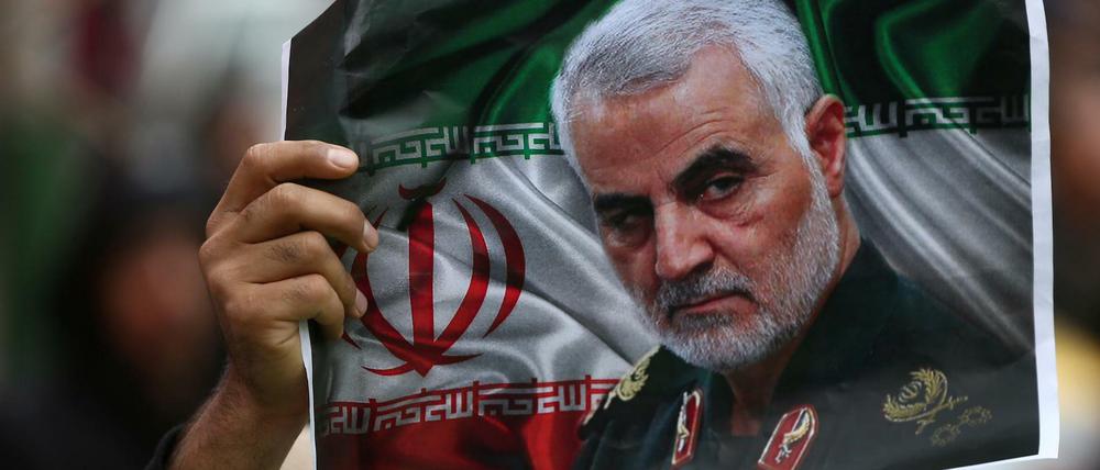 Bildnis des getöteten iranischen Generals Qassem Soleimani bei einer Trauerprozession im Iran. 