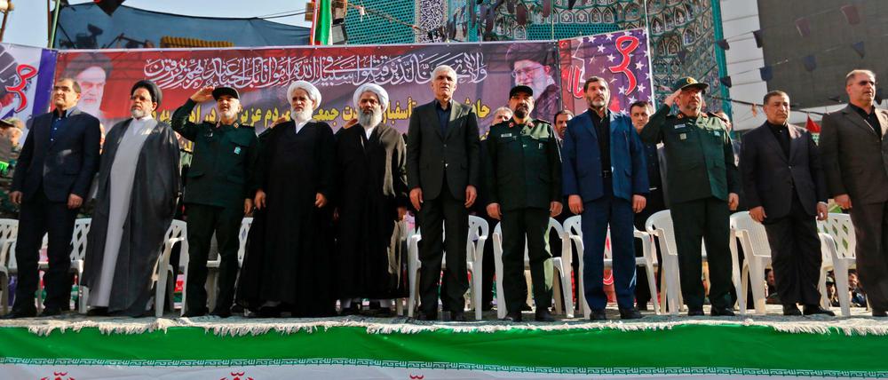 Vertreter des Iranischen Militärs und Kleriker bei der Trauerfeier für die Opfer des Anschlags auf eine Militärparade.