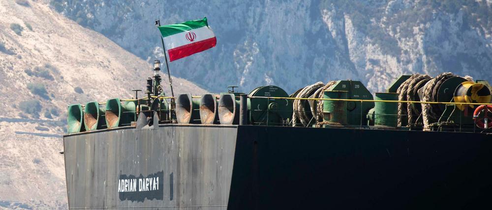 Die iranische Nationalflagge weht auf dem Supertanker "Adrian Darya 1".