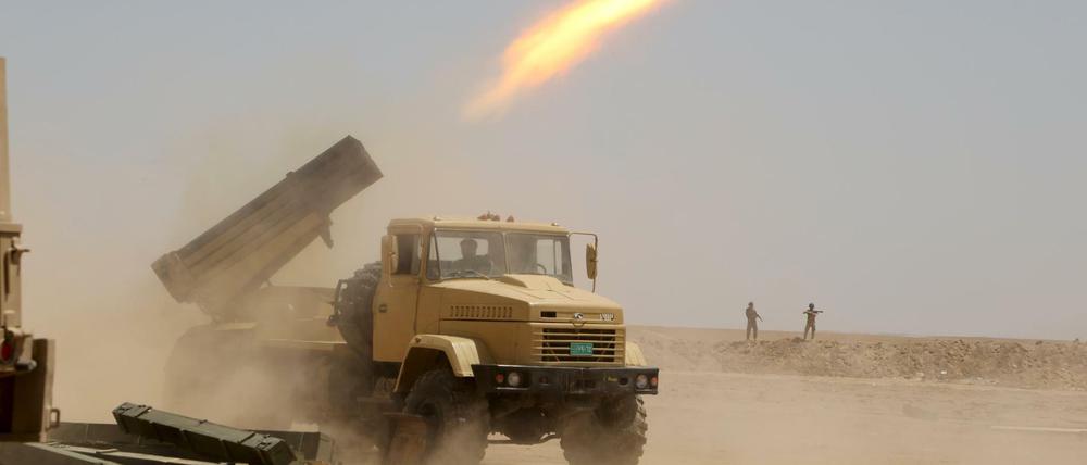 Irakische Soldaten feuern eine Rakete auf eine Stellung des "Islamischen Staats" (IS) ab.