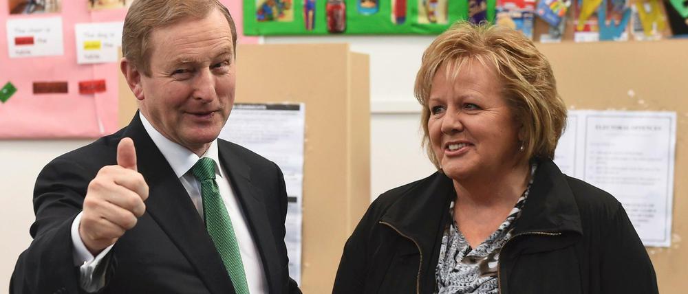 Der irische Premier Enda Kenny mit seiner Frau Fionnuala nach Abgabe ihrer Wahlscheine in einer Schule in Castlebar am Freitag. 
