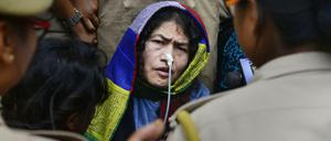Die 44-jährige Irom Sharmila am Dienstag auf einer Pressekonferenz in Imphal nach Beendigung ihres 16-jährigen Hungerstreiks. 