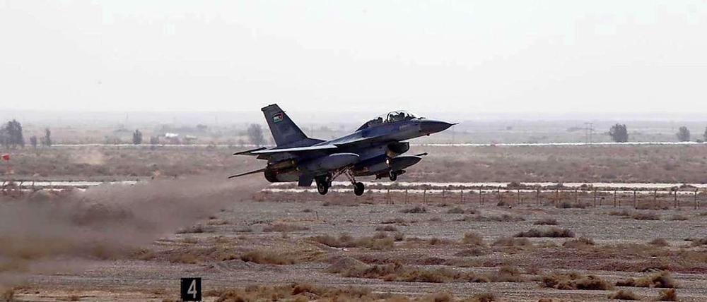 Eine Maschine der jordanischen Luftwaffe startet zu einem Einsatz gegen die Terrormiliz "Islamischer Staat" (IS).