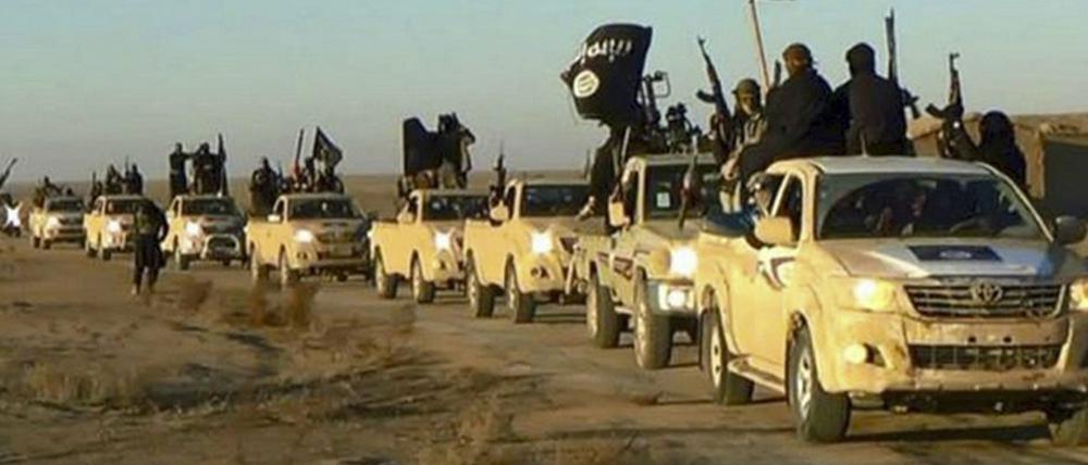 Ein Fahrzeugkonvoi mit Mitgliedern der Terrormiliz Islamischer Staat (IS), auf dem Weg von Al-Rakka (Syrien) in den Irak. 