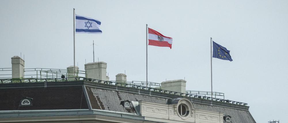 Die Flagge Israels ist auf dem Bundeskanzleramt gehisst. 