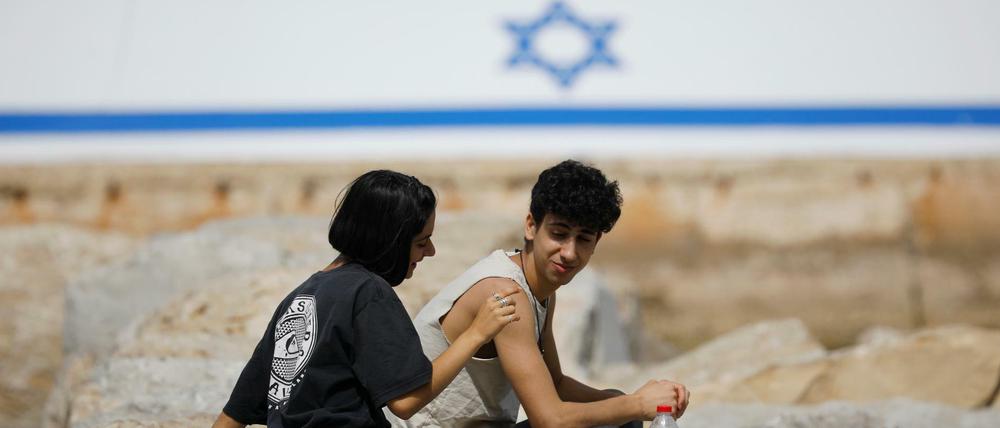 Israelis genießen ihre neuen Freiheiten wie hier am Strand.