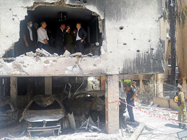 Bundesaußenminister Heiko Maas und sein israelischer Kollege Gabi Ashkenazi in den Trümmern eines Gebäudes in Petah Tikva, das von Raketen aus dem Gazastreifen getroffen wurde. 