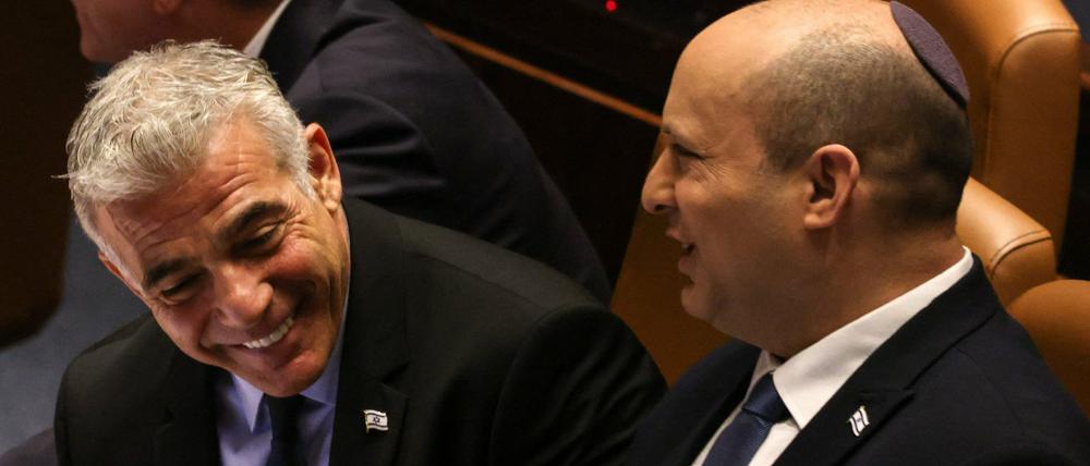 Israel Außenminister Lapid (l.) wird jetzt übergangsweise Ministerpräsident, Premier Bennett verabschiedet sich aus der Politik.