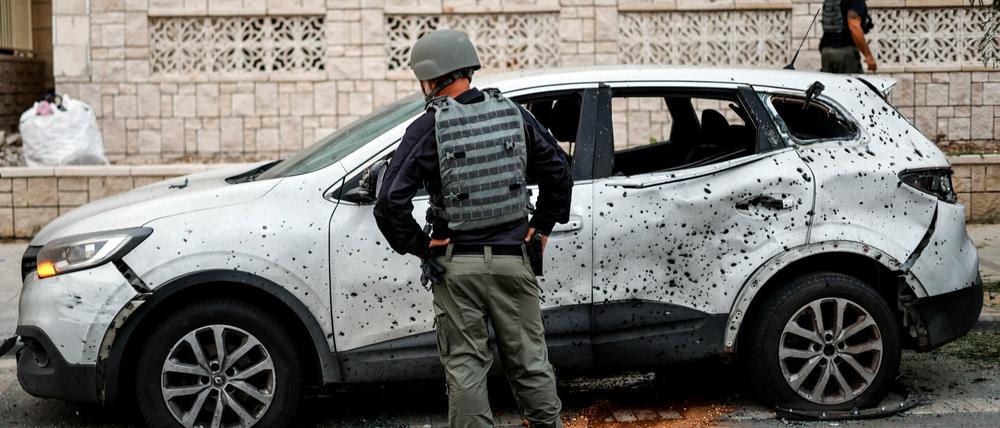 Sicherheitskräfte untersuchen Schäden nach Bombenangriffen auf Israel.