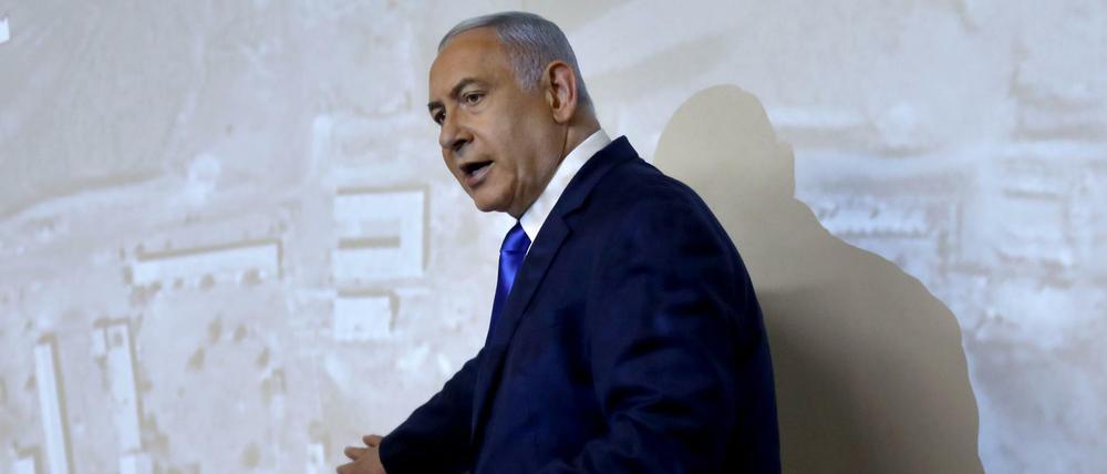 Israels Premier Benjamin Netanjahu zeigt angebliche Atomanlagen im Iran. 
