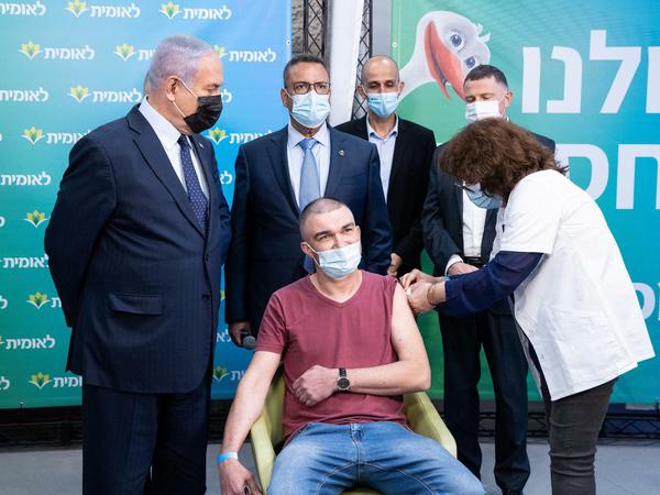 Wenn der viermillionste Israeli geimpft wird lässt sich der Premierminister (Benjamin Netanjahu, links) diesen Termin nicht nehmen.