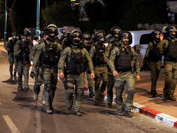 Israelische Sicherheitskräfte kontrollieren die Straßen in der Stadt Lod.