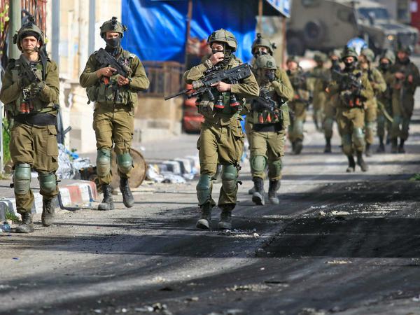 Israelische Soldaten in Dschenin in der besetzten West Bank.