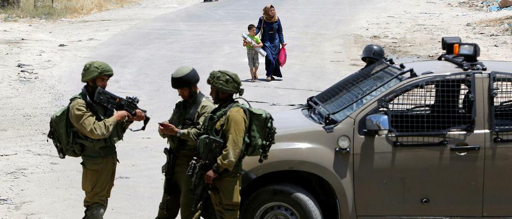 Die Armee blockierte auch das Dorf Jata im Westjordanland, aus dem die Angreifer stammen.