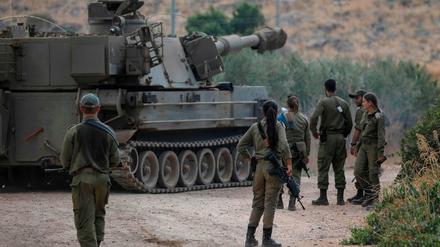 Israel zieht an der libanesischen Grenze Panzer zusammen, um einen angedrohten Angriff der islamistischen Hisbollah-Miliz abwehren zu können.