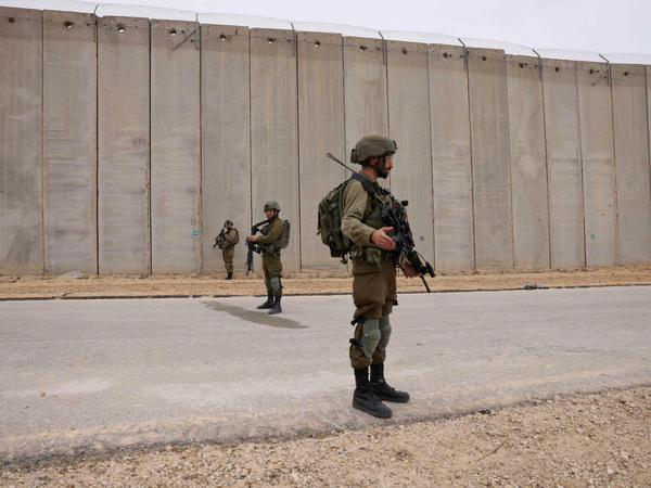 Israelische Soldaten bewachen am 7. Dezember 2021 den Zaun entlang der Grenze zum Gazastreifen bei Moshav Netiv HaAsara im Süden Israels.