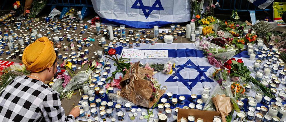 Eine israelische Frau gedenkt den Opfern des jüngsten Terroranschlags in Tel Aviv.