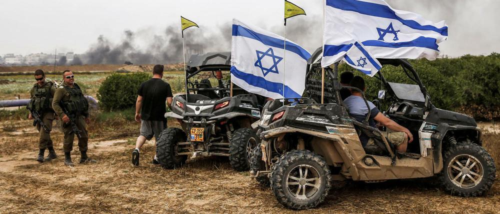 Zwei Dünen-Buggies mit Israelis parken in der Nähe des Grenzstreifens zu Gaza.