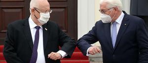 Auf Tuchfühlung nur mit Maske: Israels Präsident Reuben Rivlin bei Bundespräsident Frank-Walter Steinmeier. 