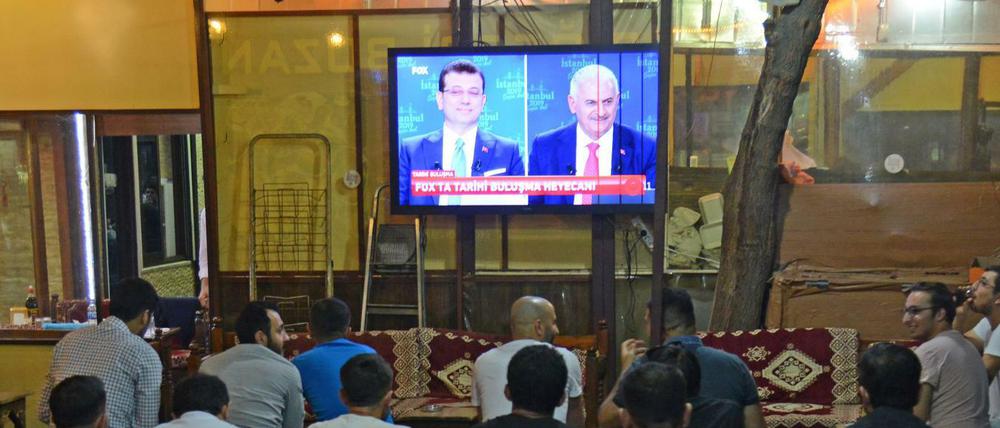 Reges Interesse: Das TV-Duell zur Wahl in Istanbul lockte viele vor die Bildschirme. 