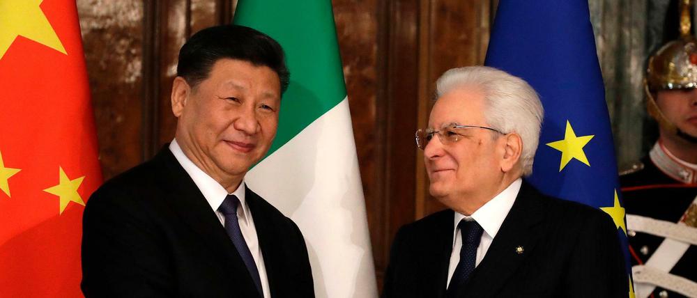 Italiens Präsident Sergio Mattarella (r.) begrüßt am Freitag Chinas Staatschef Xi Jinping.