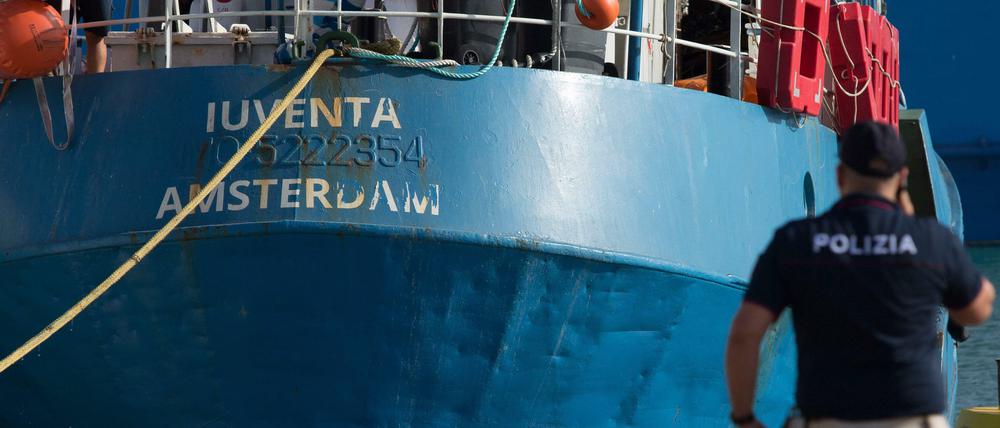 Aus für die "Iuventa": Als sie Anfang August 2017 in den Hafen von Lampedusa einlief, wartete bereits die Polizei.