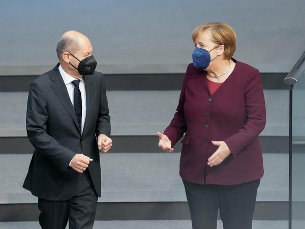 Sie hat keine schlaflosen Nächte, weil Olaf Scholz ihr Nachfolger wird: Angela Merkel und Olaf Scholz im Bundestag.